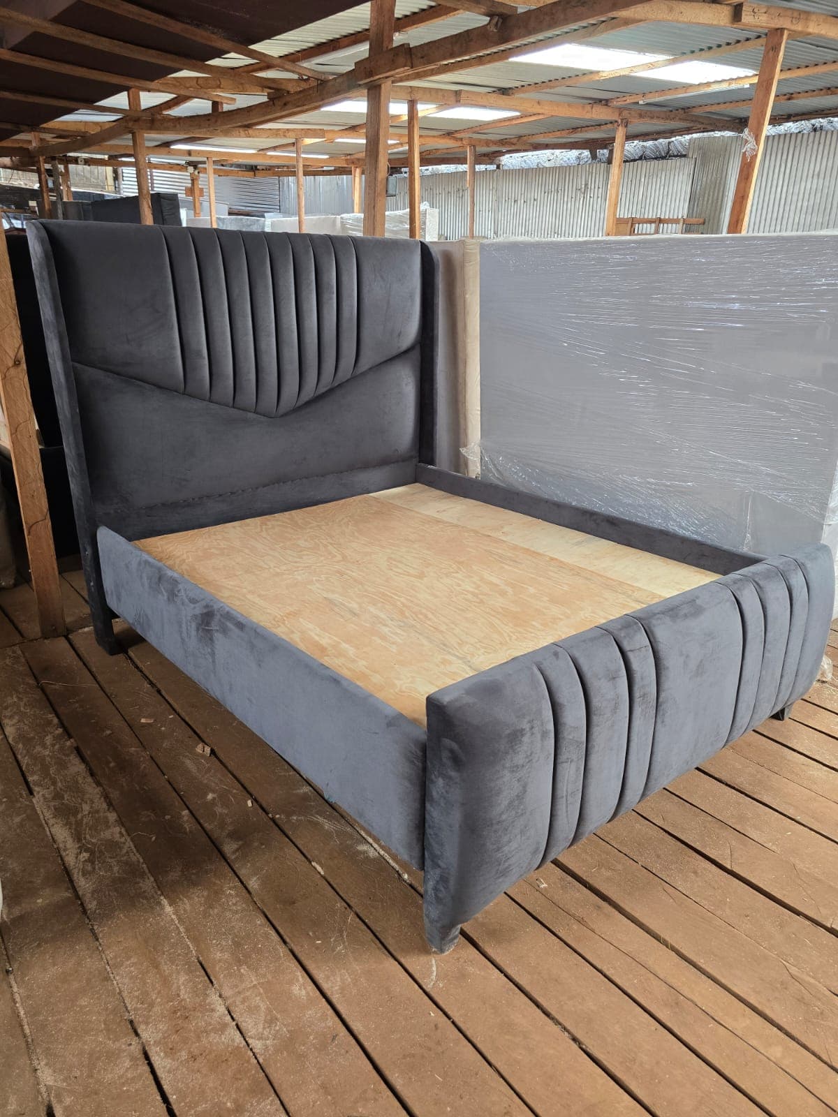 V-Design Bed (Grey)